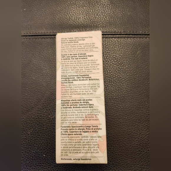 Clinique Stay-Matte Oil-Free Makeup Foundation In 08 Golden Neutral - Picture 3 of 8